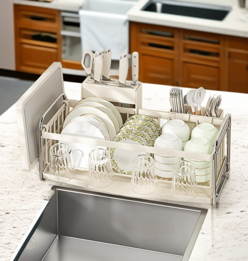 다양한 크기의 접시와 그릇을 올려둔 아스팔트 선반