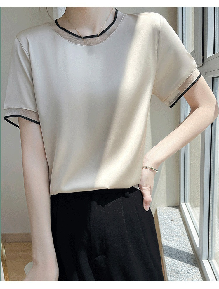 動きやすいストレッチ素材の涼感ブラウス