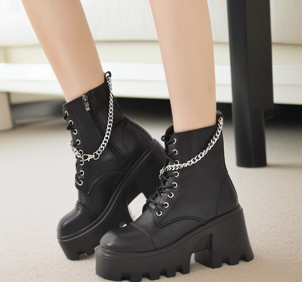 チェーンディテールが際立つブーツ