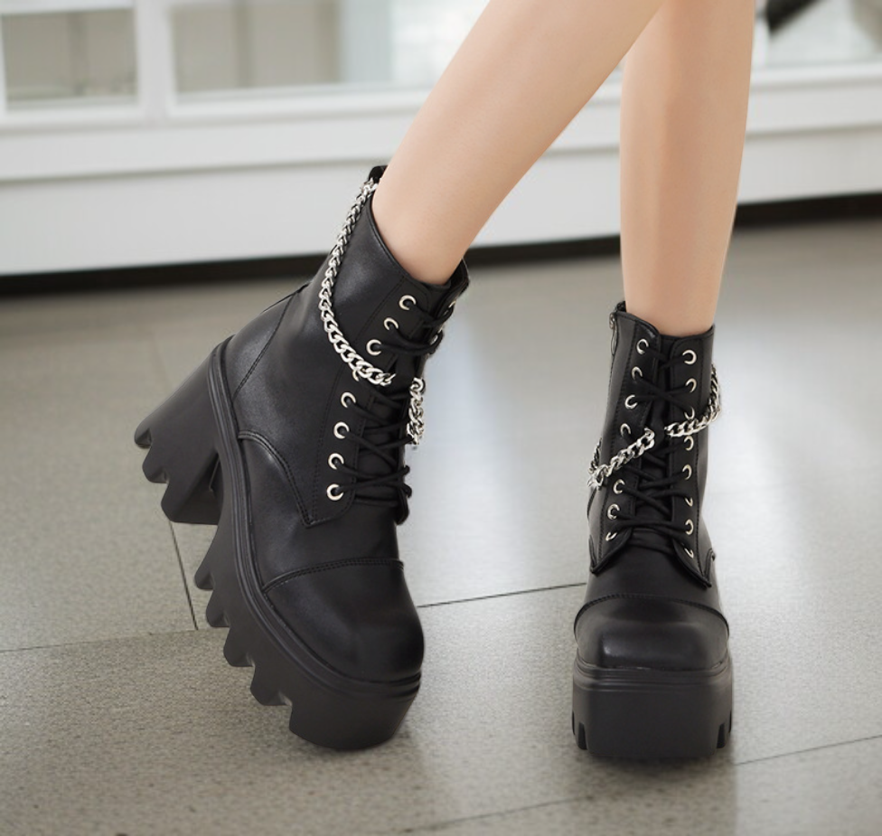 サイドから見たゴシックスタイルブーツ