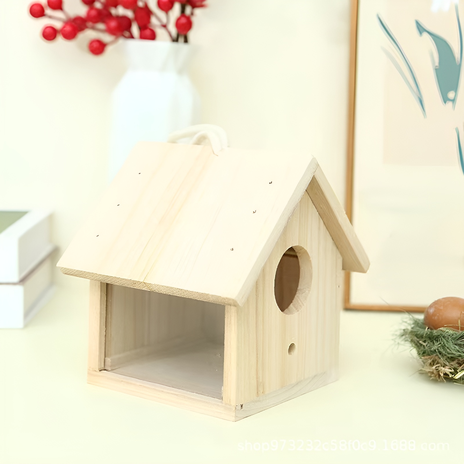 庭に設置された新しい鳥の飼育箱