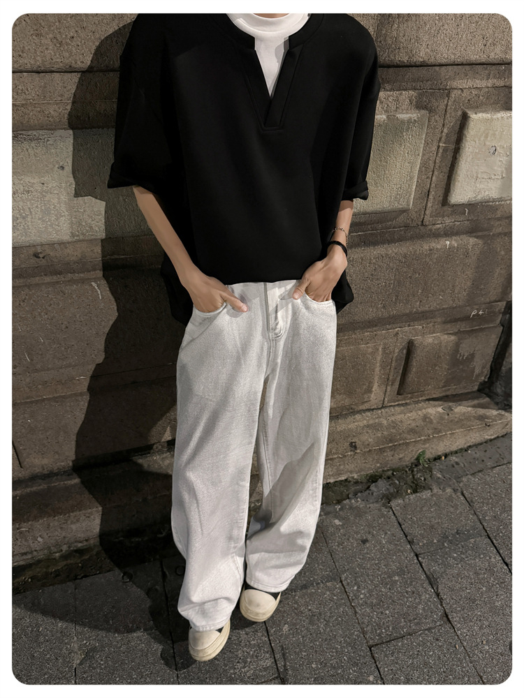 夏のカジュアルコーデを引き立てるVネックTシャツ