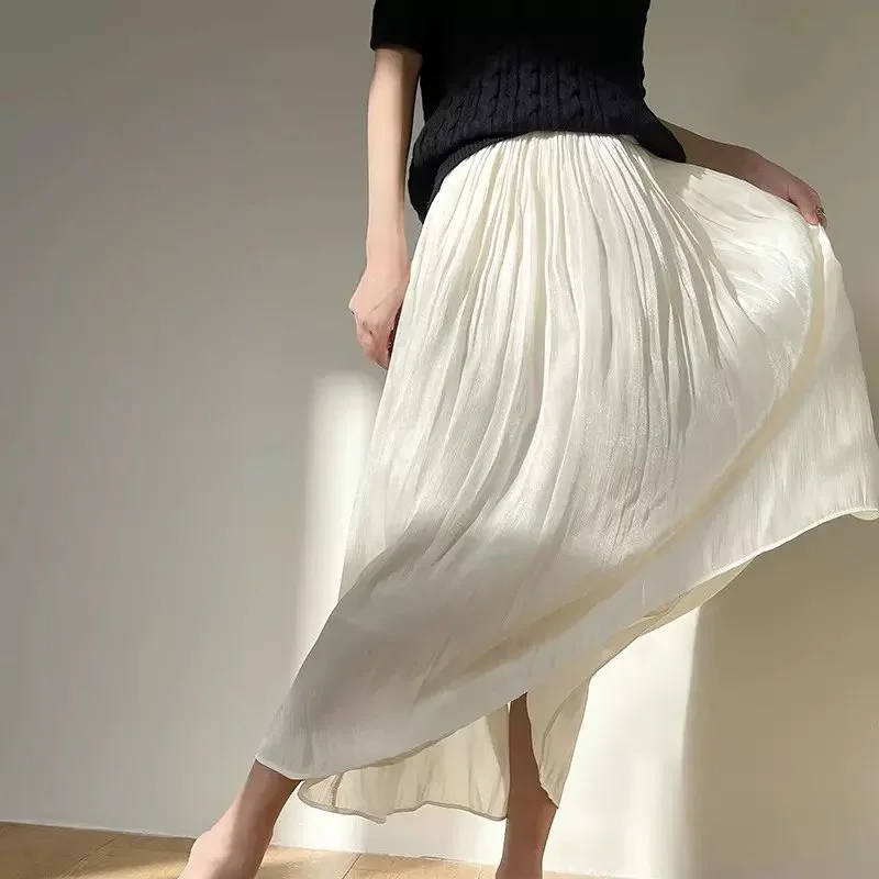 ツヤ感のあるプリーツスカート