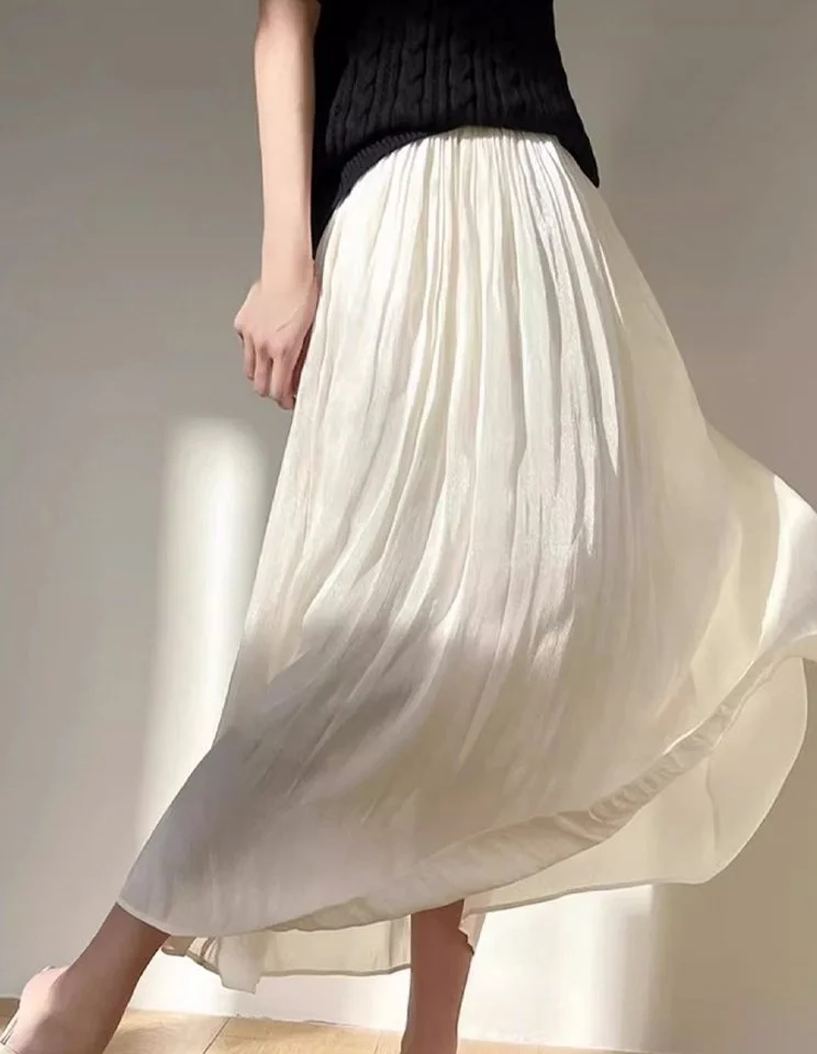 ツヤ感のあるプリーツスカート