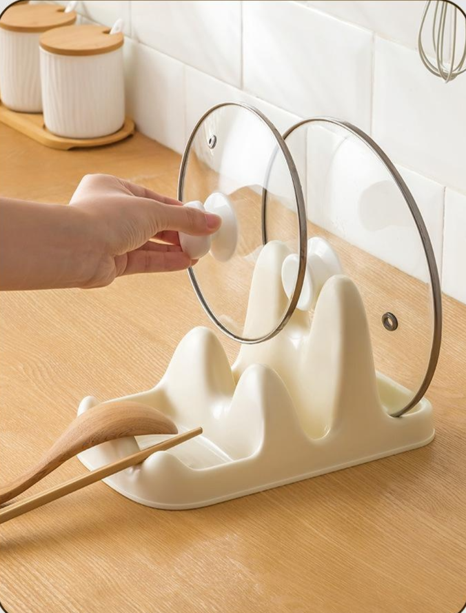 Detailní pohled na kuchyňský organizér na pokličky