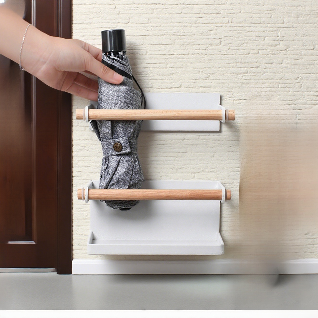 벽에 부착된 우산 선반 사용 예시