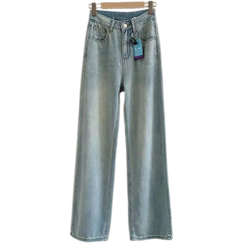 初秋のジーンズ女性 薄手のワイドレッグ・ストレート・ジーンズ ライトブルーのハイウエスト・スキニー・ドレープ・ストレート・ジーンズ