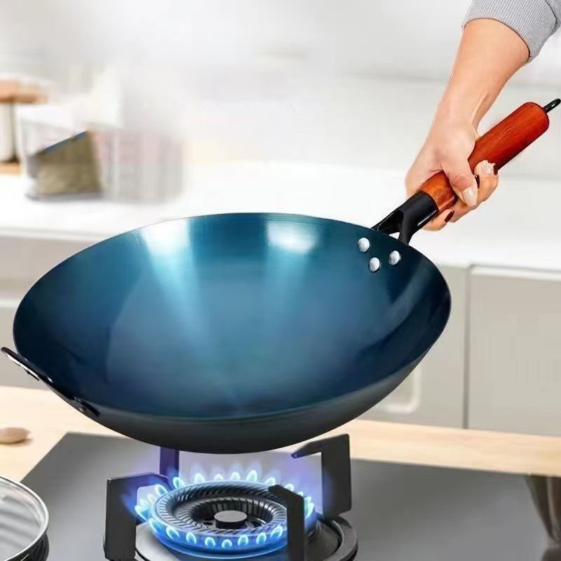 古い青い鋳鉄製の丸底鍋