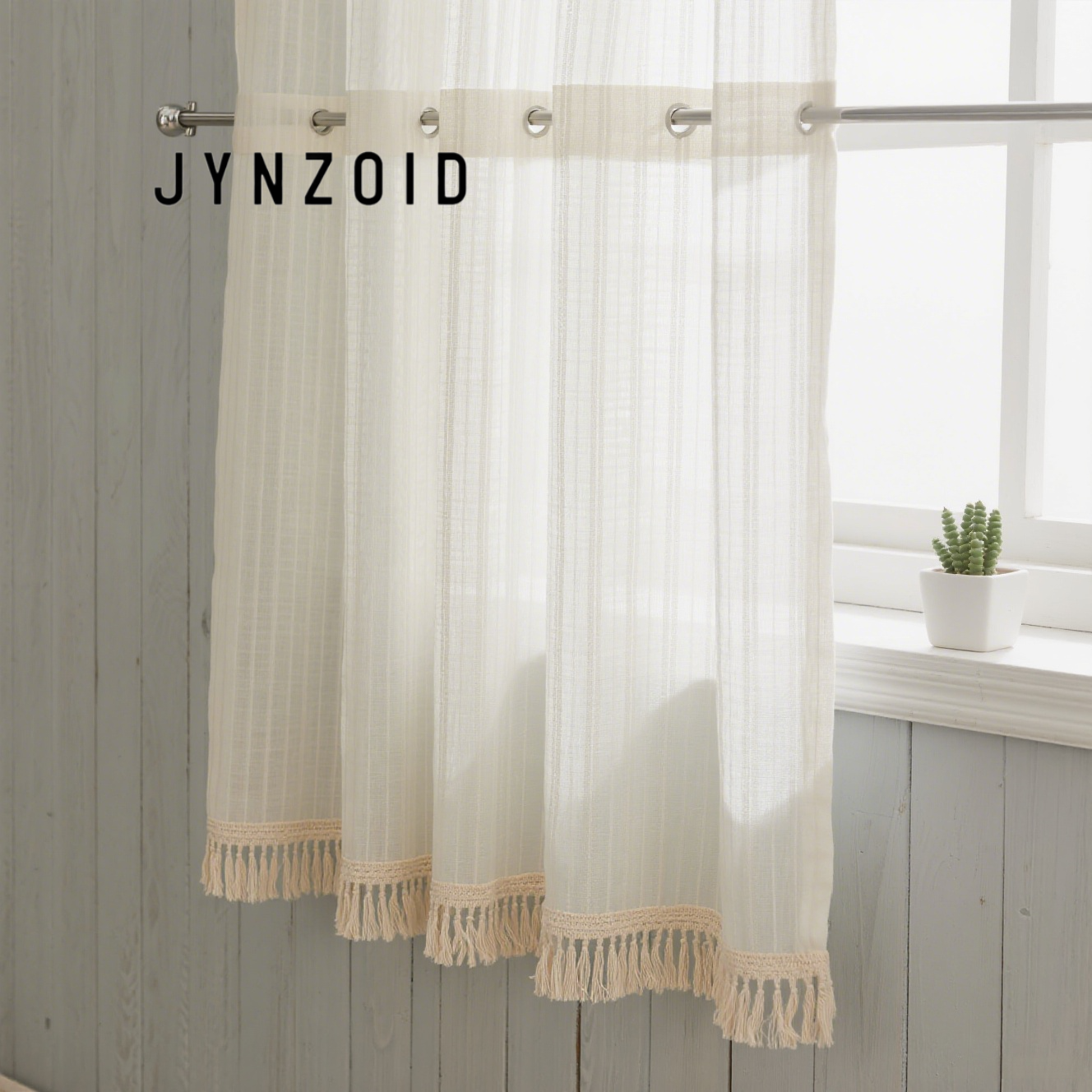 햇빛이 들어오는 베이지 거즈 커튼