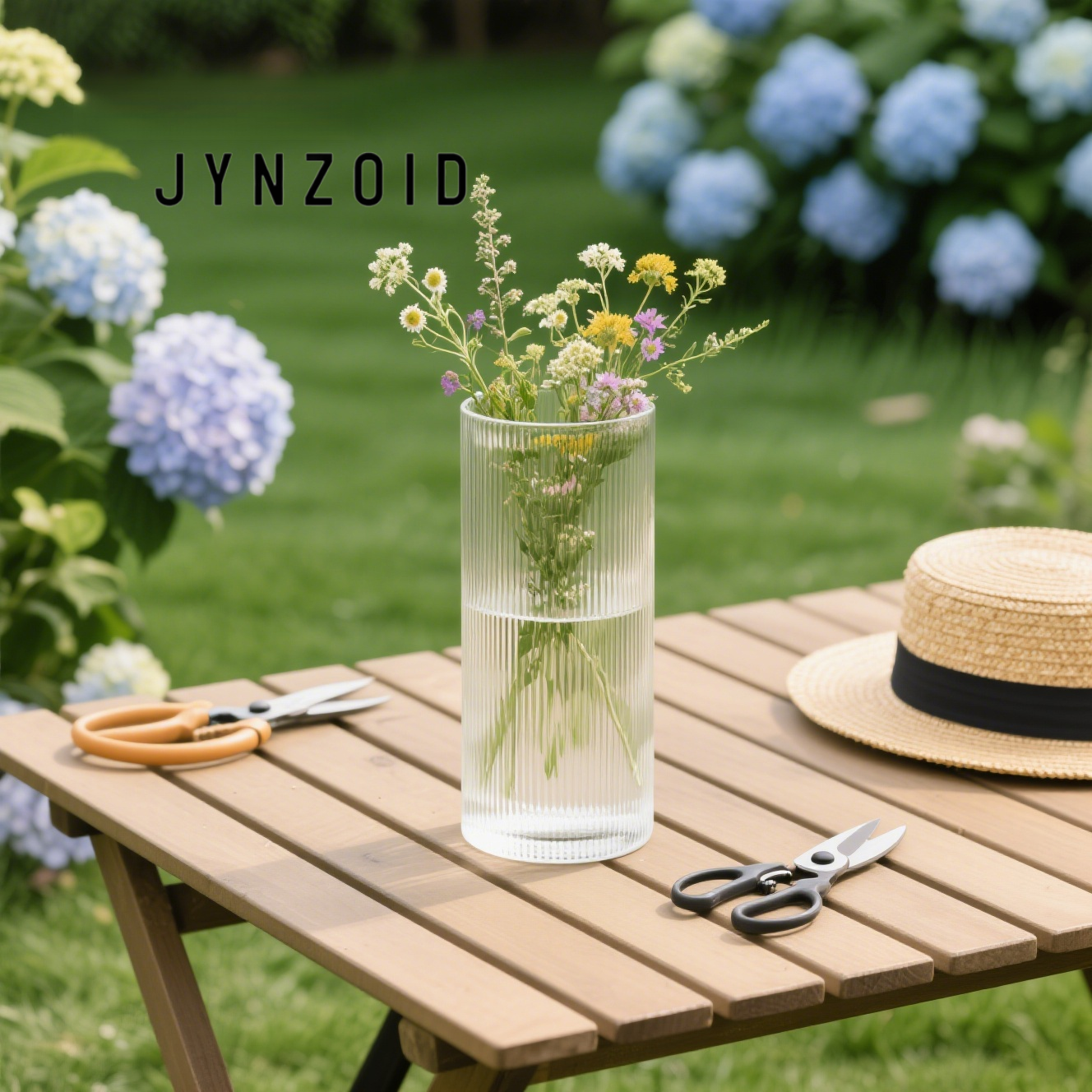 세련된 디자인의 세라믹 꽃병