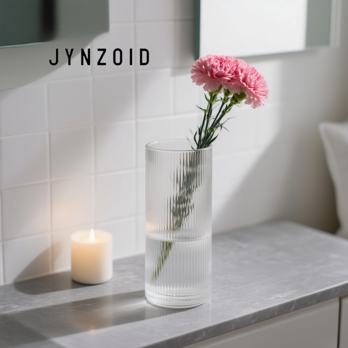 플라워 베이스와 신선한 꽃 장식