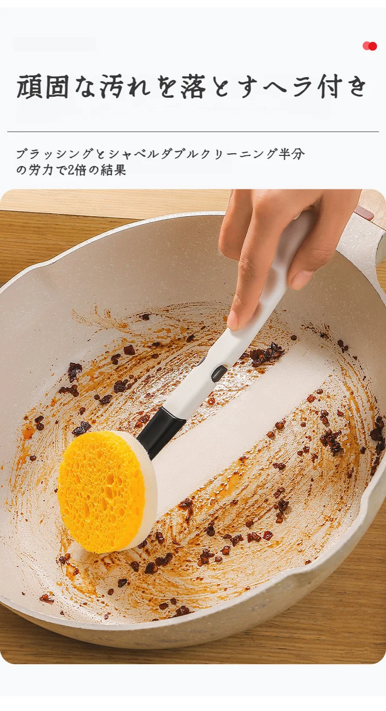 キッチンで使用中のロングハンドル鍋ブラシ
