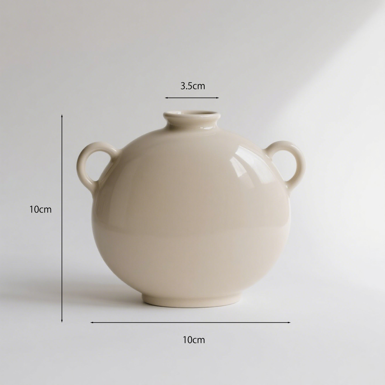 Moderne flache Keramikvase als Wohnaccessoire