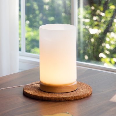 暖かい光のベッドサイドランプ