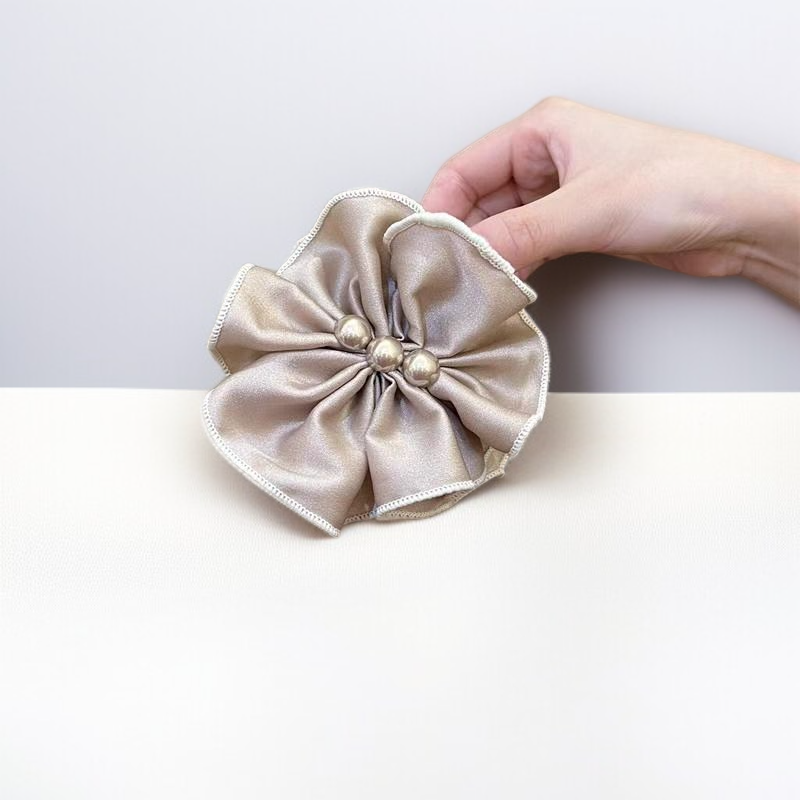 ファッショナブルなサテンパールのヘッドピース