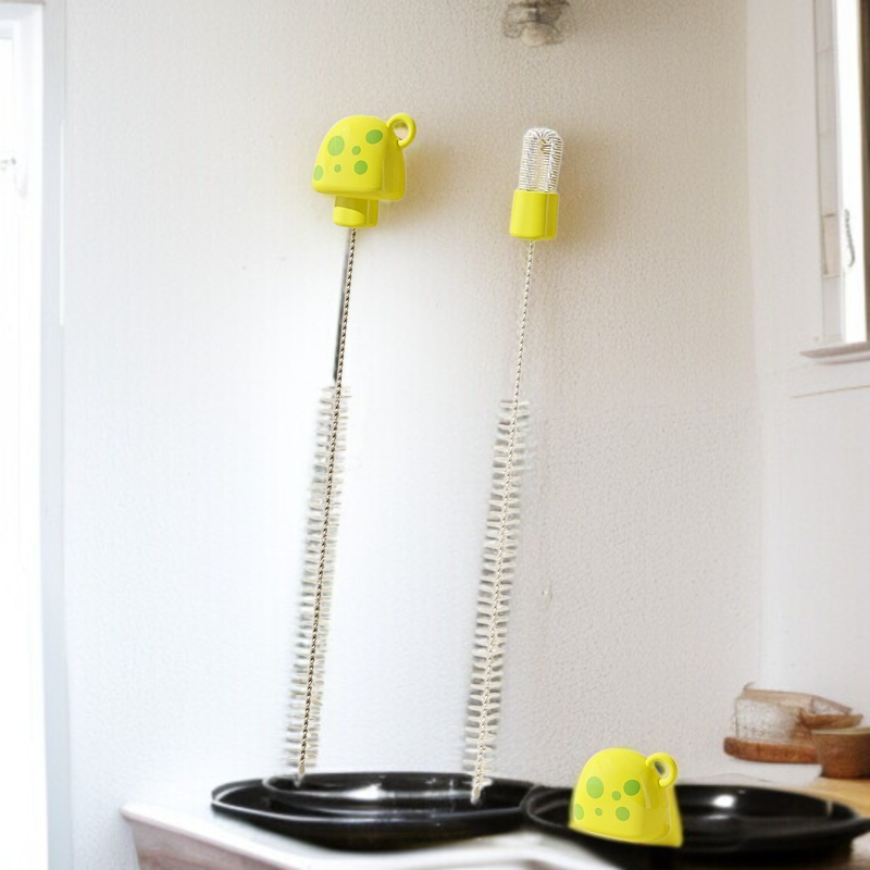 Straw cleaning brush with ergonomic design