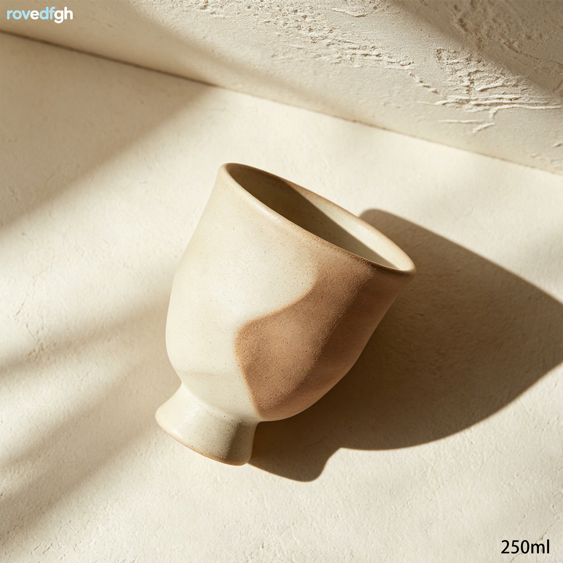 다양한 색상의 수제 세라믹 컵