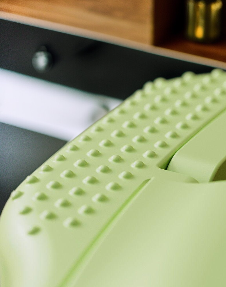 足湯でリラックスする家族の様子