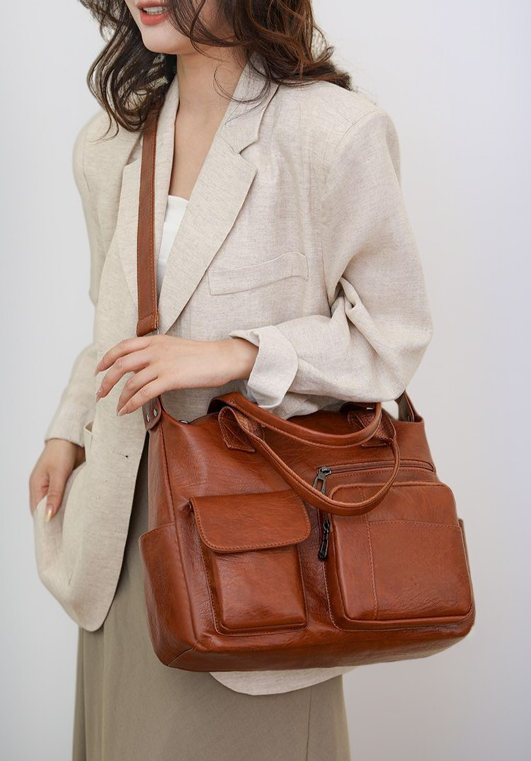 تفاصيل جلدية فاخرة لحقيبة الكتف