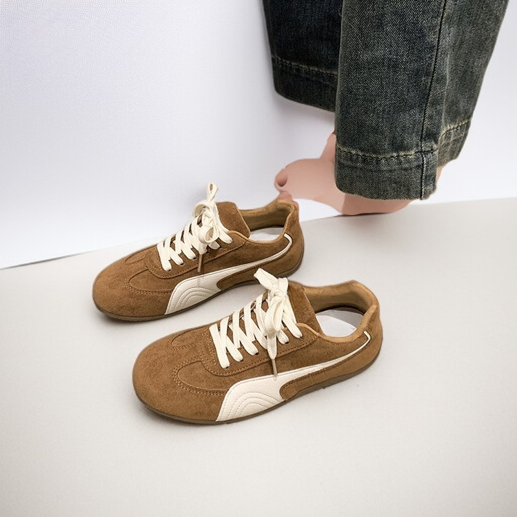 트렌디한 디자인의 레트로 플랫 슈즈