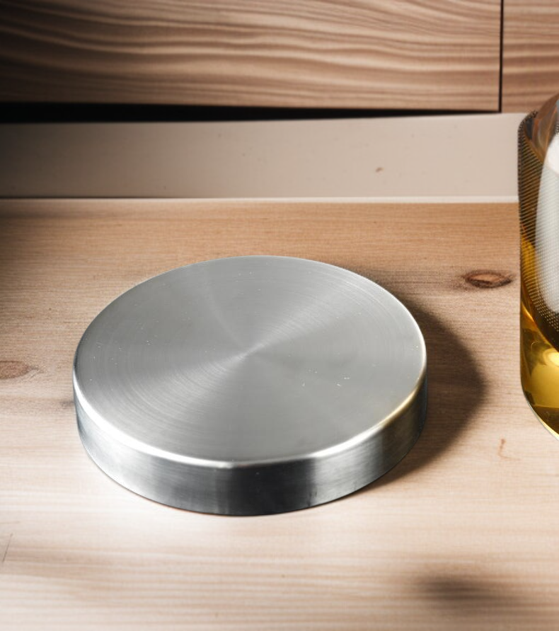 Tee trinken im Büro mit stilvoller Tasse