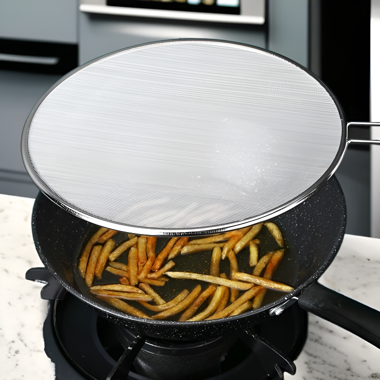 주방에서 사용 중인 스테인리스 오일 커버