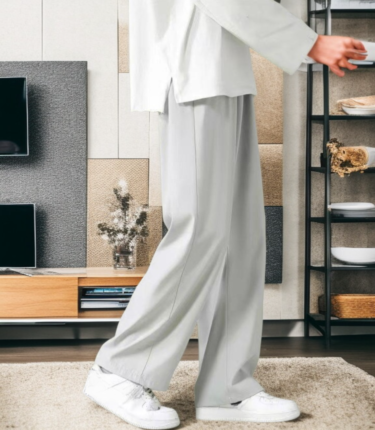 ドレープ感が美しいアイスシルクパンツ