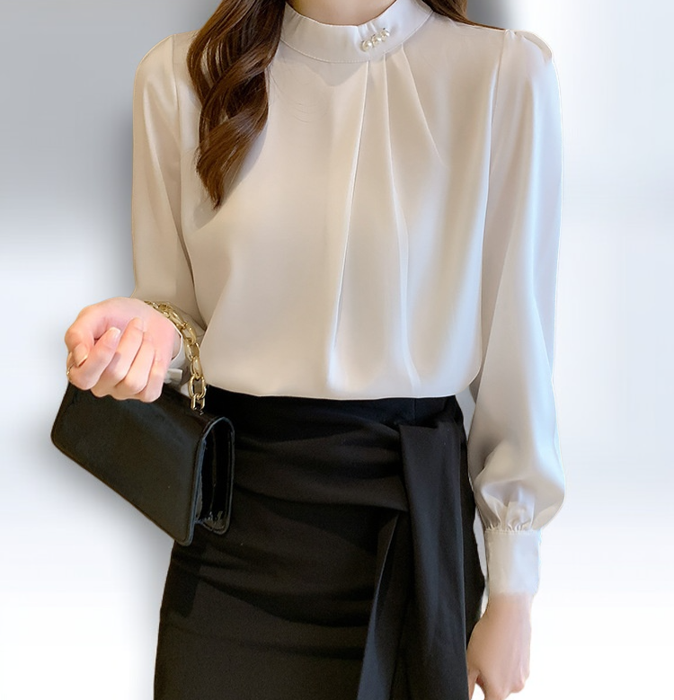 軽やか素材の春秋トップスディテール