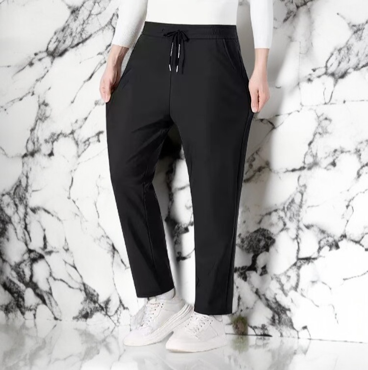 キャンプ場で着用する防寒パンツ