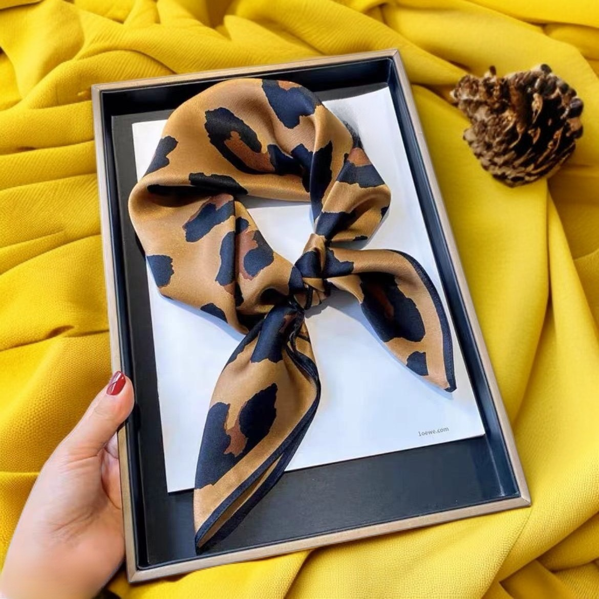 サテンスカーフ