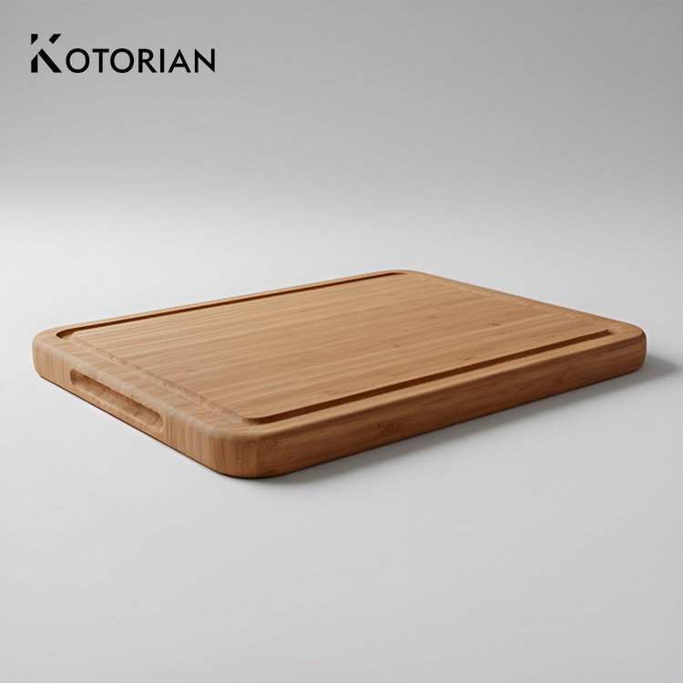 Krájení zeleniny na dřevěném prkénku z masivu