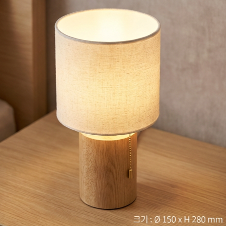 따뜻한 색상의 침대 머리맡 작은 탁상등