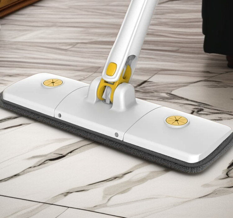 乾湿両用モップで床掃除する様子