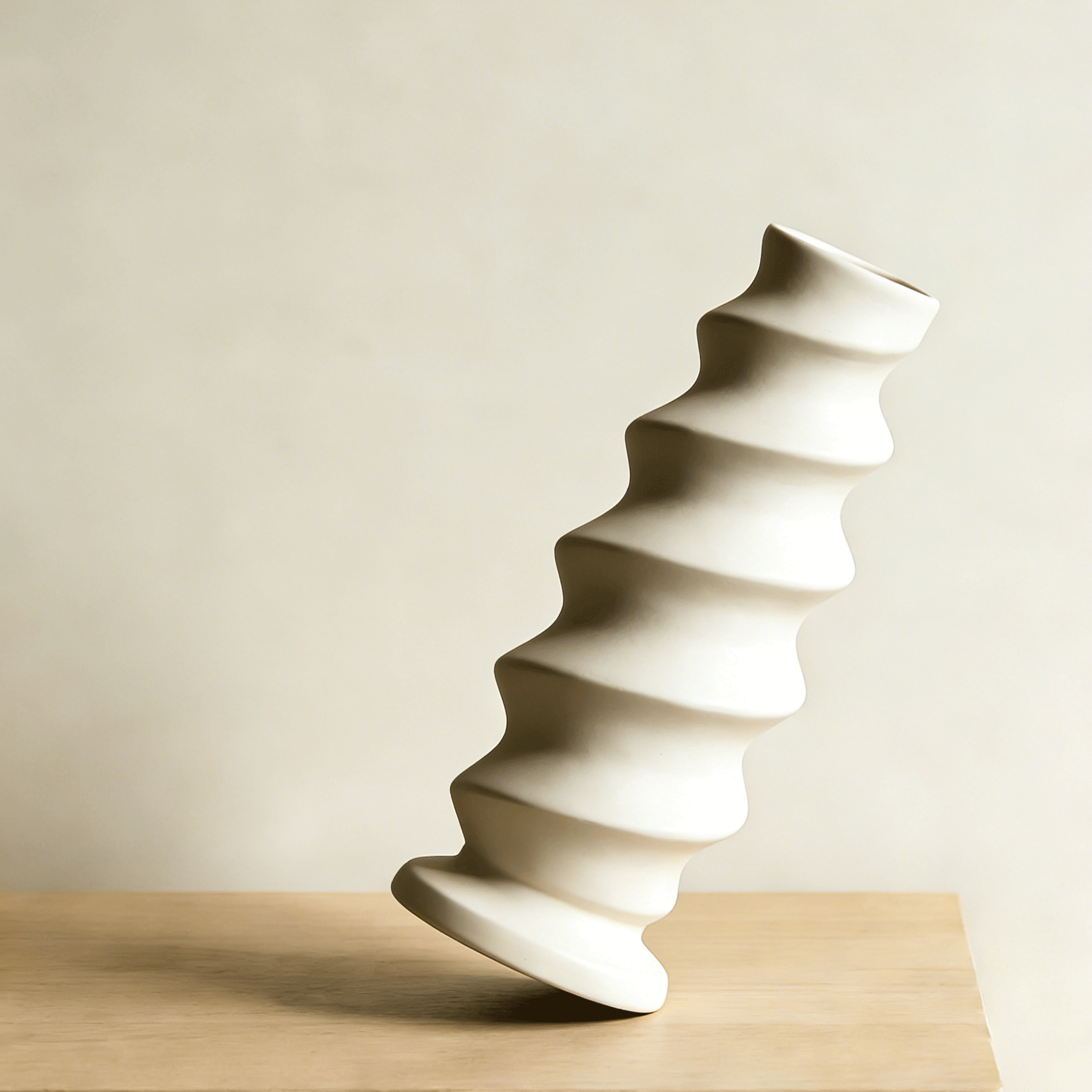 Set de 5 jarrones decorativos elegantes en mesa de sala