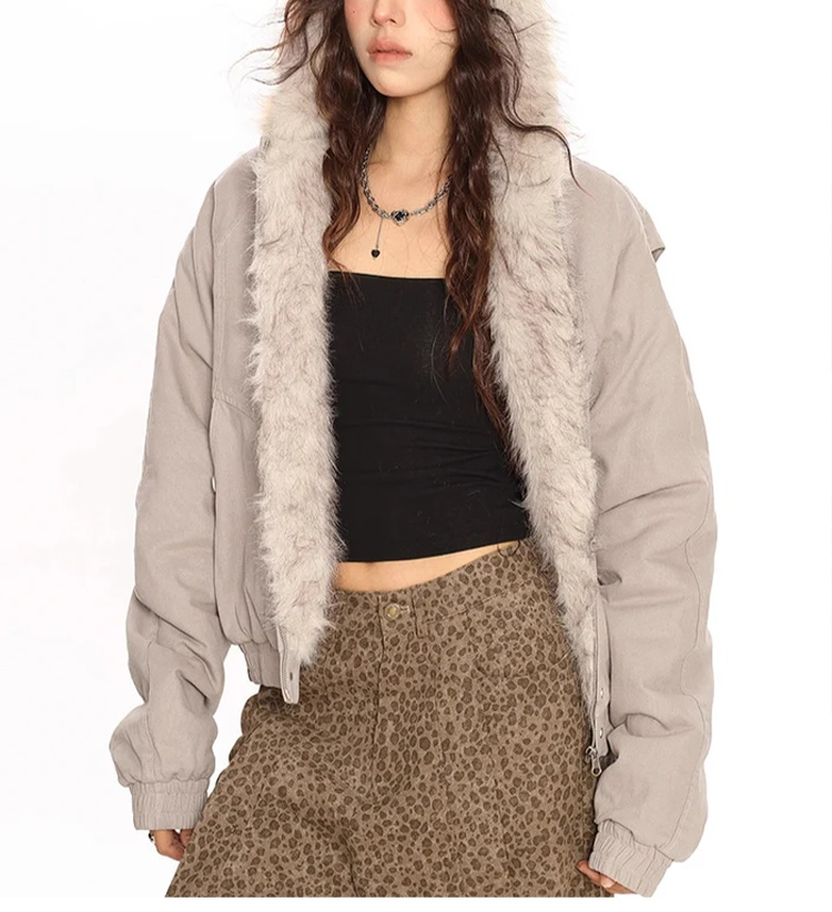 冬の街並みに映えるコート