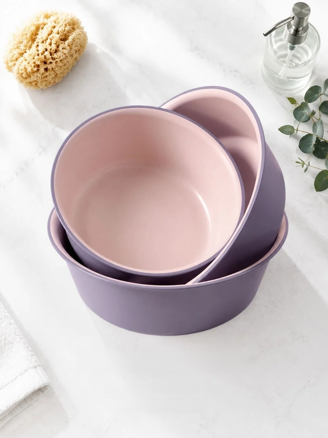 Versatile plastic wash basin ideal for washing clothes or dishes