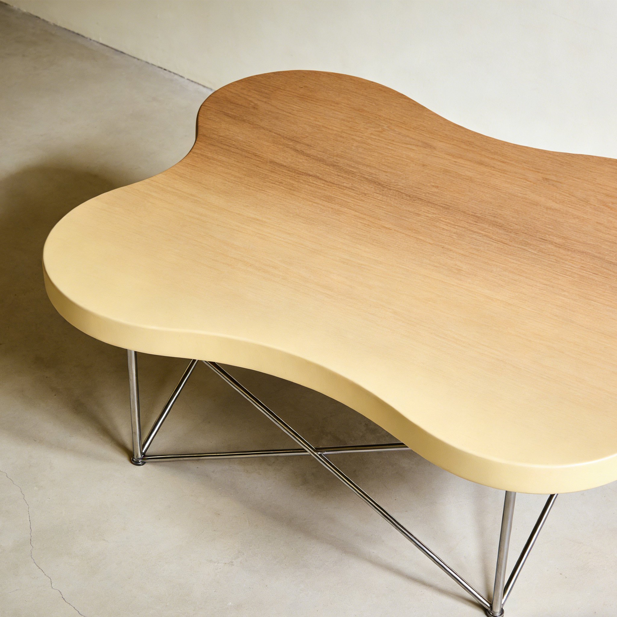 Mesa de centro moderna y sencilla