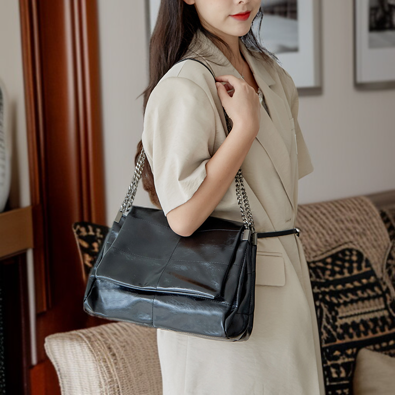  حقيبة كتف جلدية نسائية كروس أنيقة وعملية