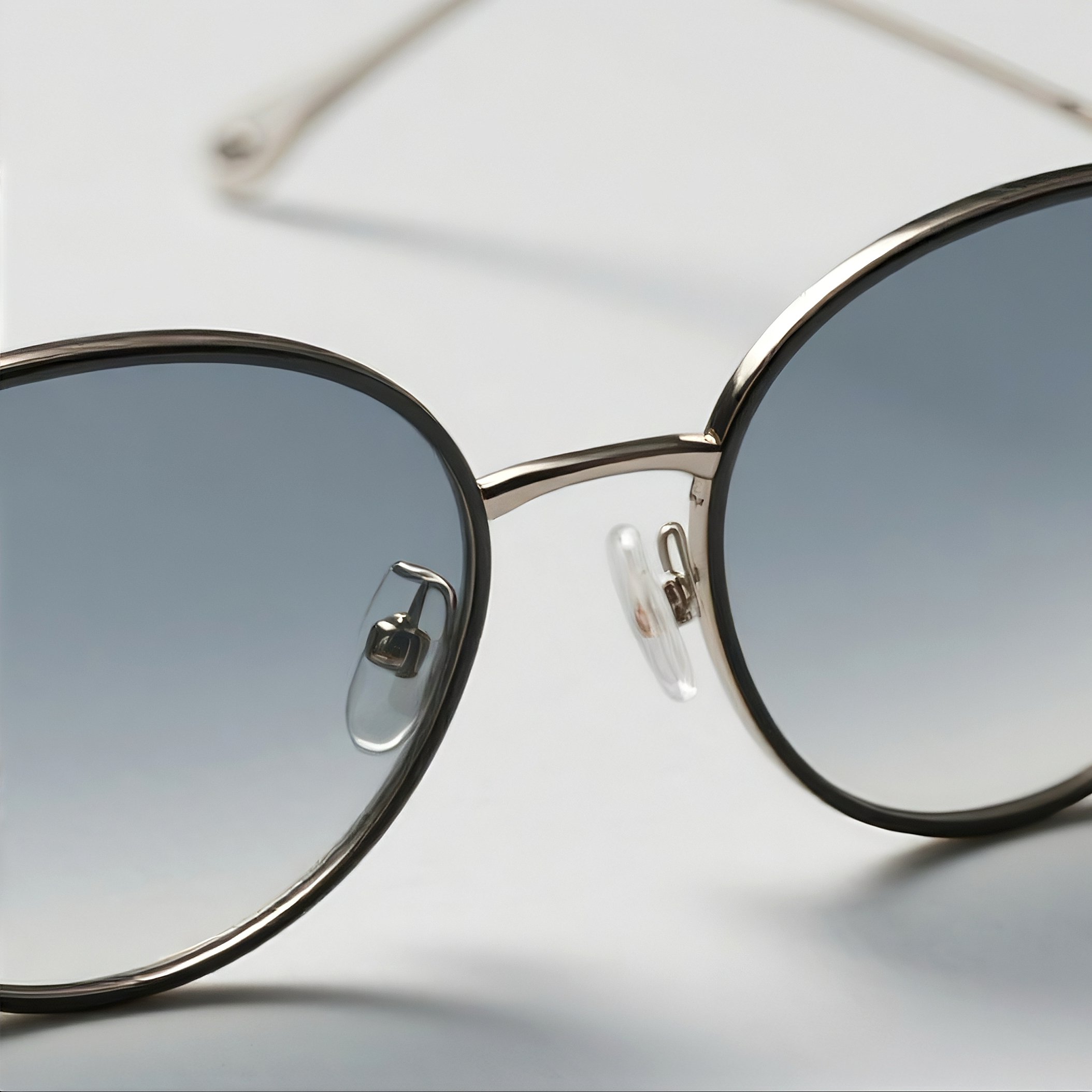 แว่นตากันแดดทรงกลมกรอบสีเงิน เลนส์ไล่เฉดสีฟ้า