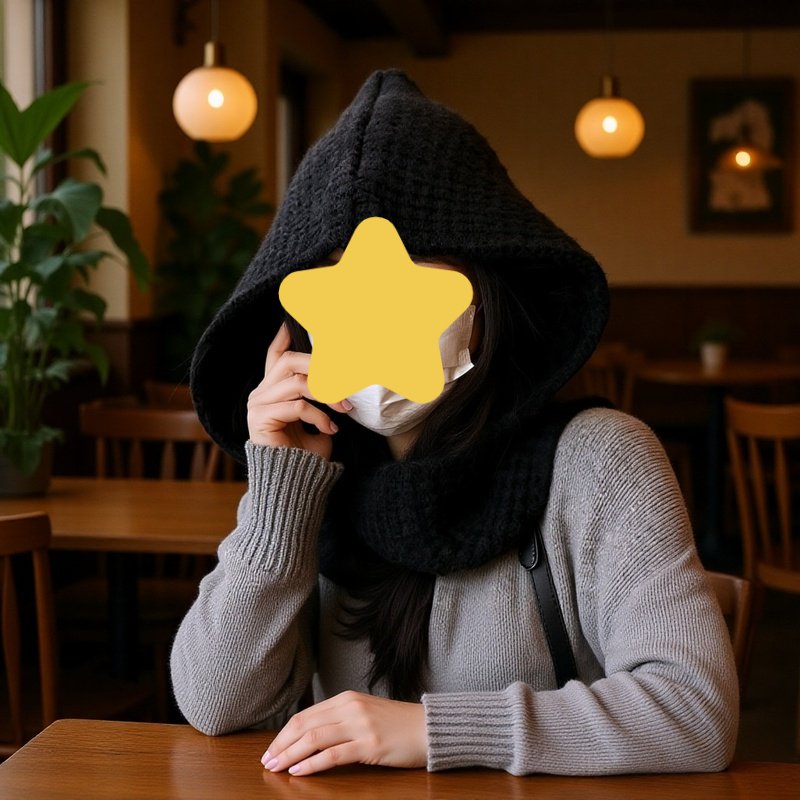 Mujer usando bufanda con gorro integrado para protegerse del frío