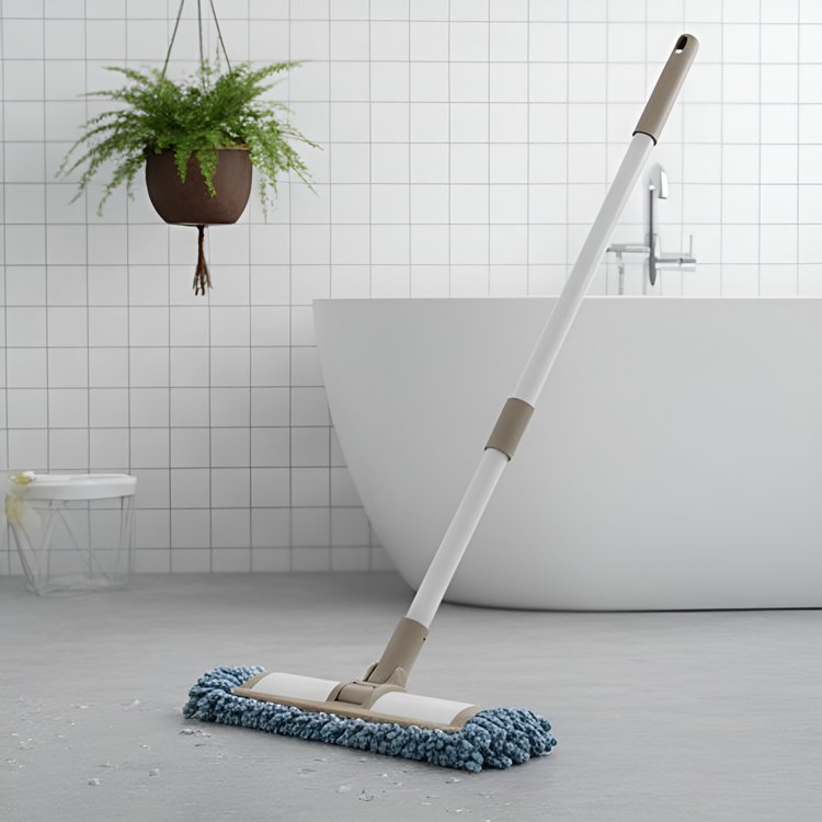 Bílý úklidový mop na dřevěné podlaze