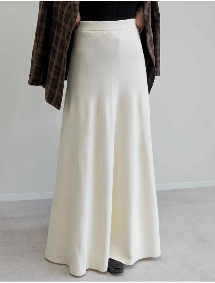 フェミニンな印象の新作マーメイドスカート