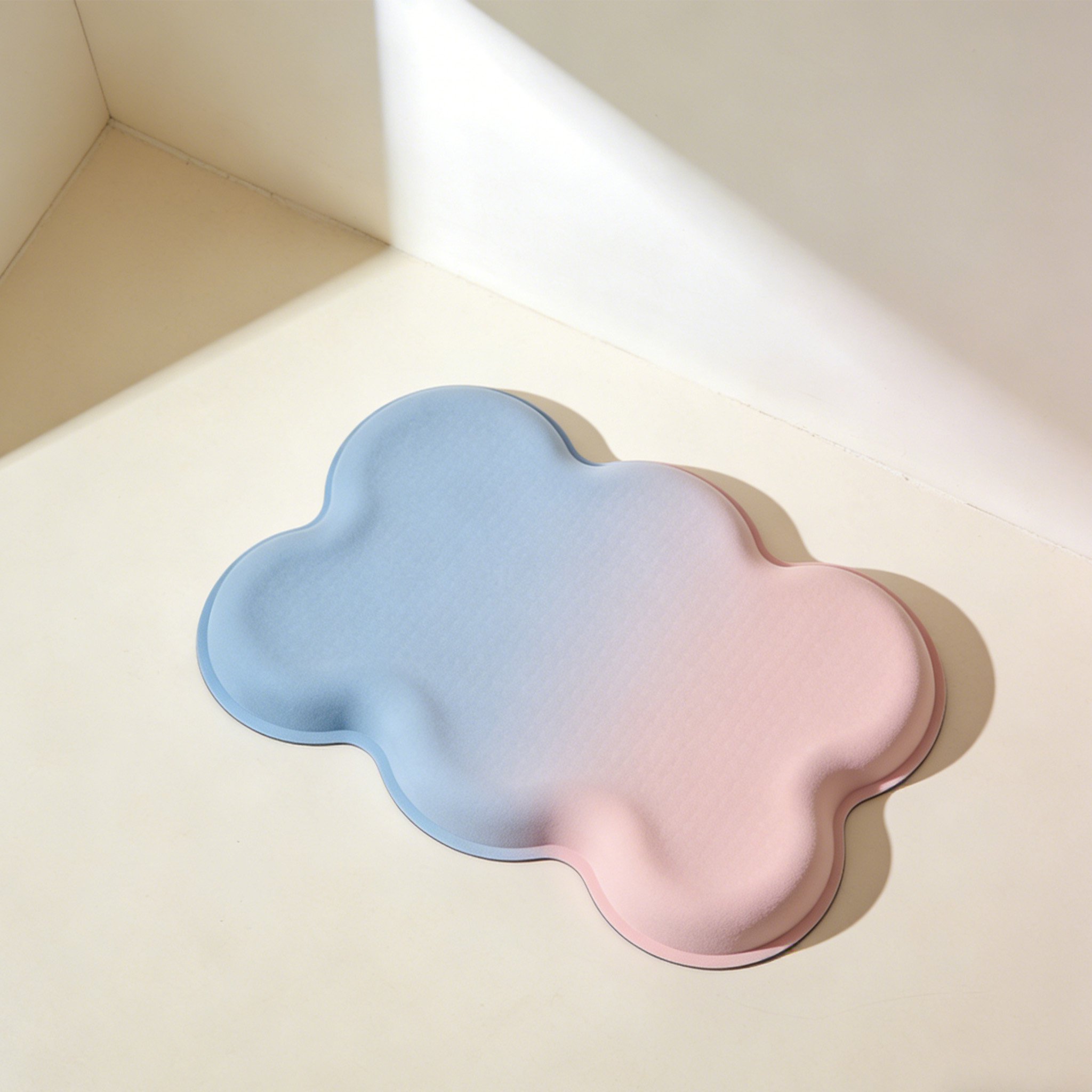 욕실 바닥에 깔린 미끄럼 방지 흡수 매트