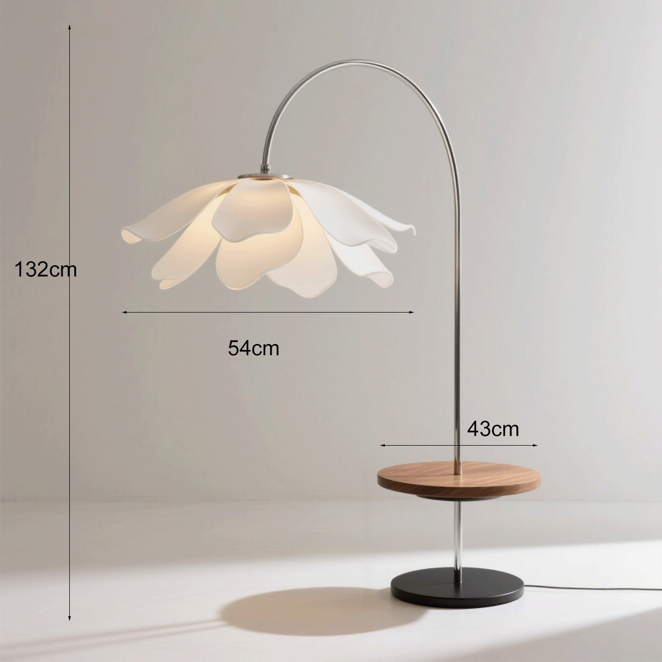 Elegante Stehlampe aus Kupfer als Akzent im Schlafzimmer