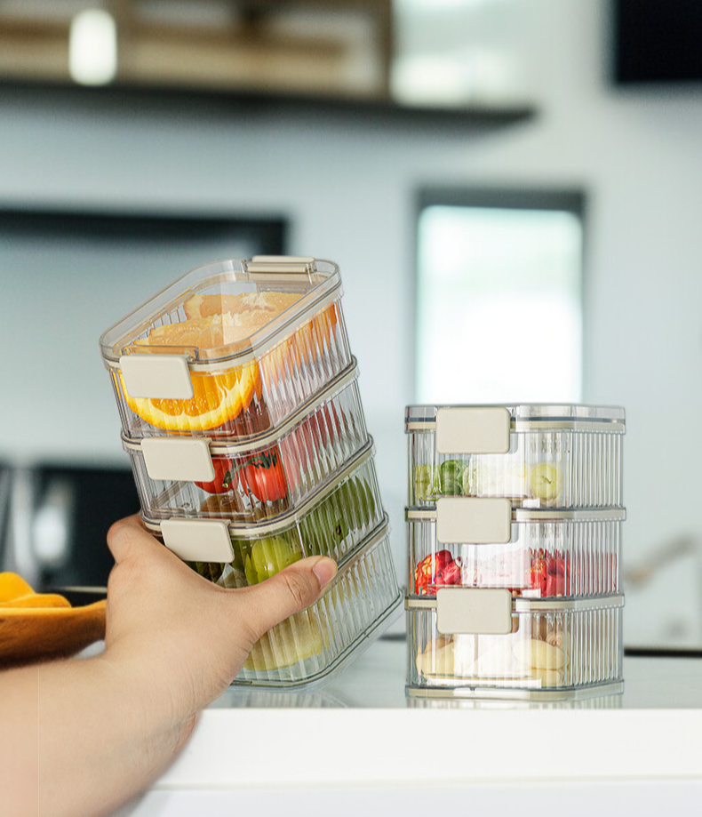 주방 선반에 정리된 향신료 밀폐 용기 세트