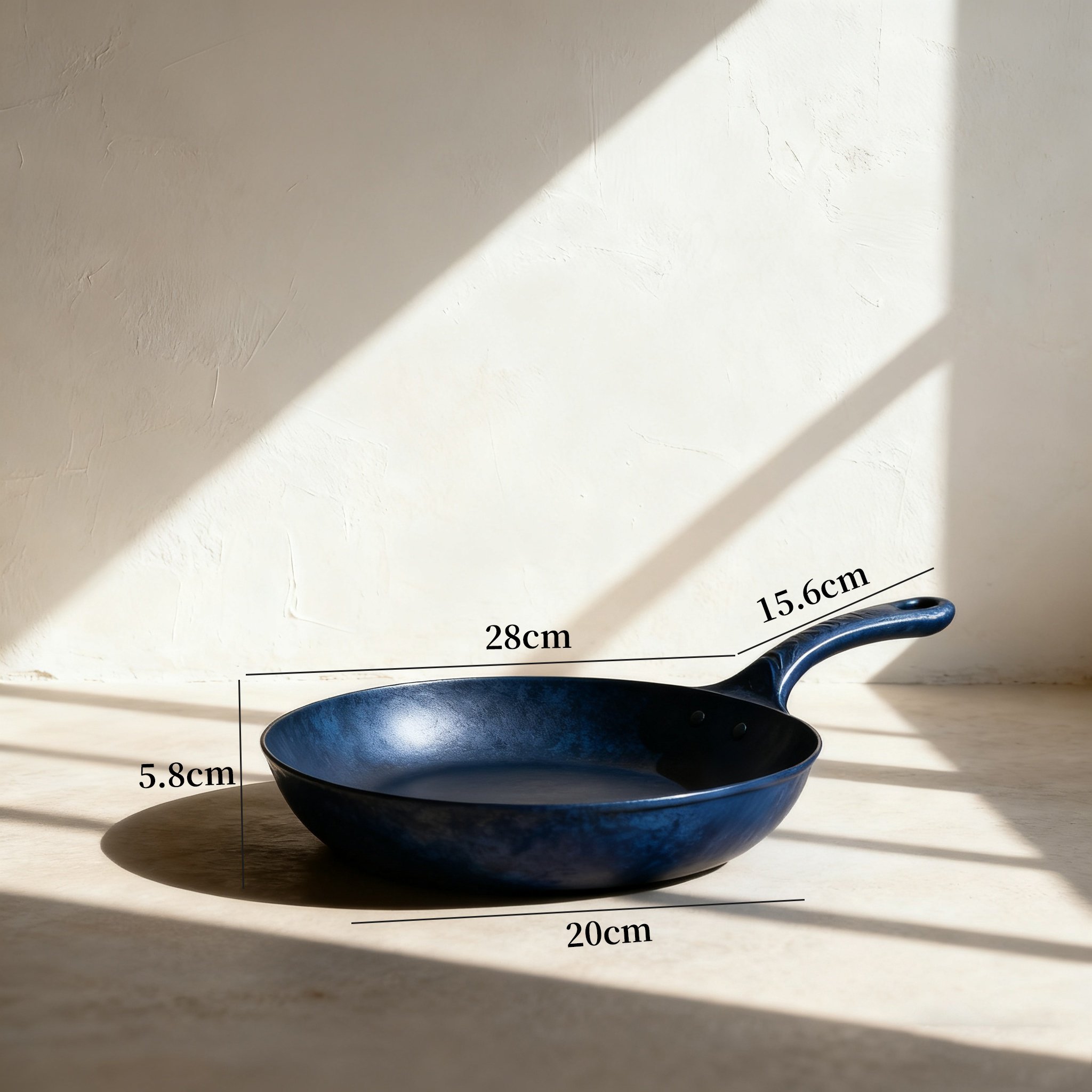 Moderní kuchyňská pánev s ergonomickou rukojetí