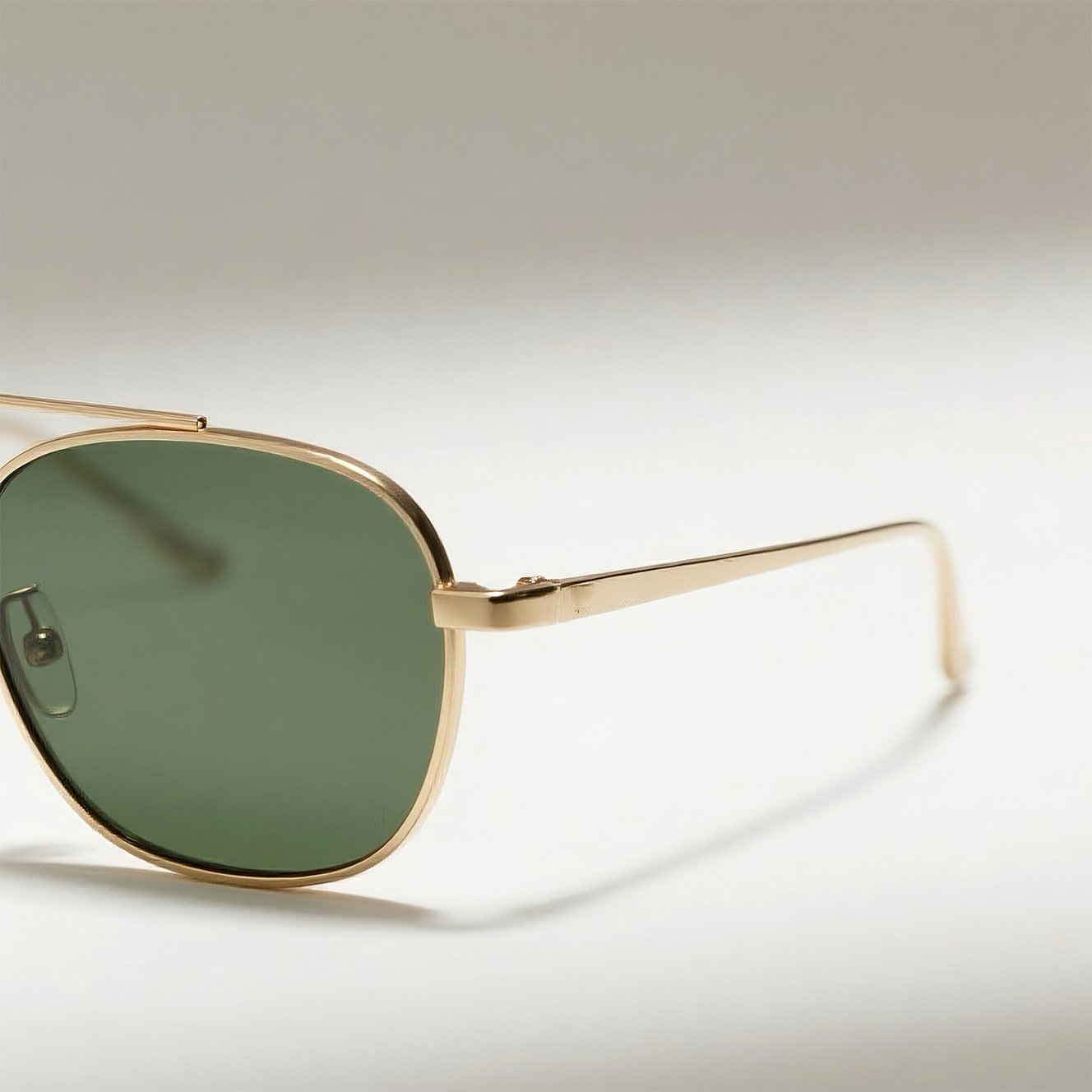 แว่นกันแดดย้อนยุคกรอบทอง เลนส์สีเขียว