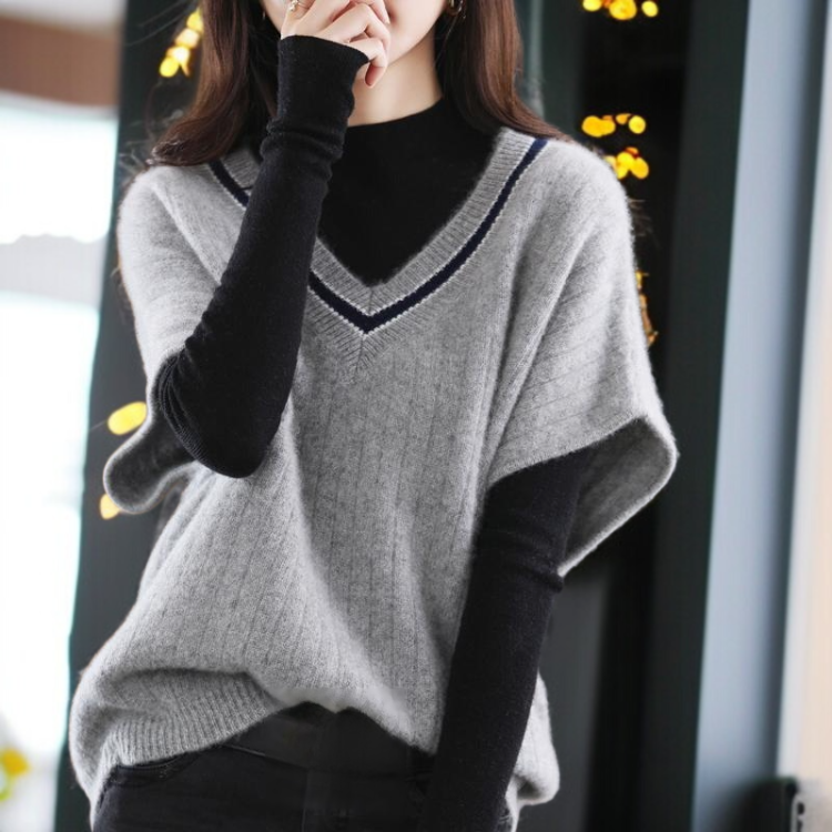 ニットの底の外にゆるいセーターの馬甲女性vネックの肩のセーターの外にゆるい馬甲がついている
