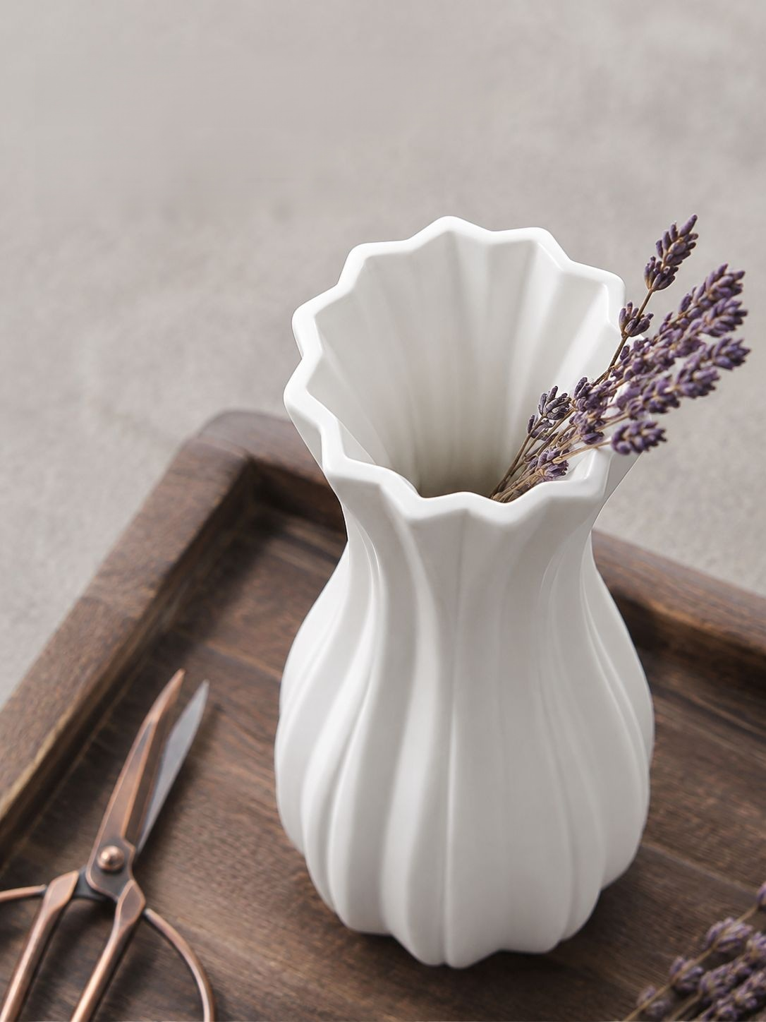 Vase sur pied en plastique style français avec fleurs artificielles rétro pour décoration intérieure