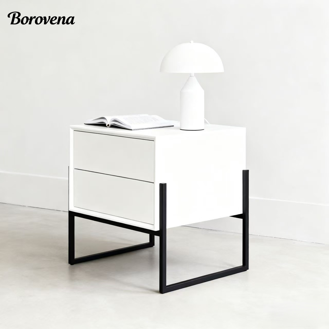 クリーム色のベッドサイドテーブル、モダンでミニマリストなスタイル、寝室のベッドの横にある小さな収納キャビネット。